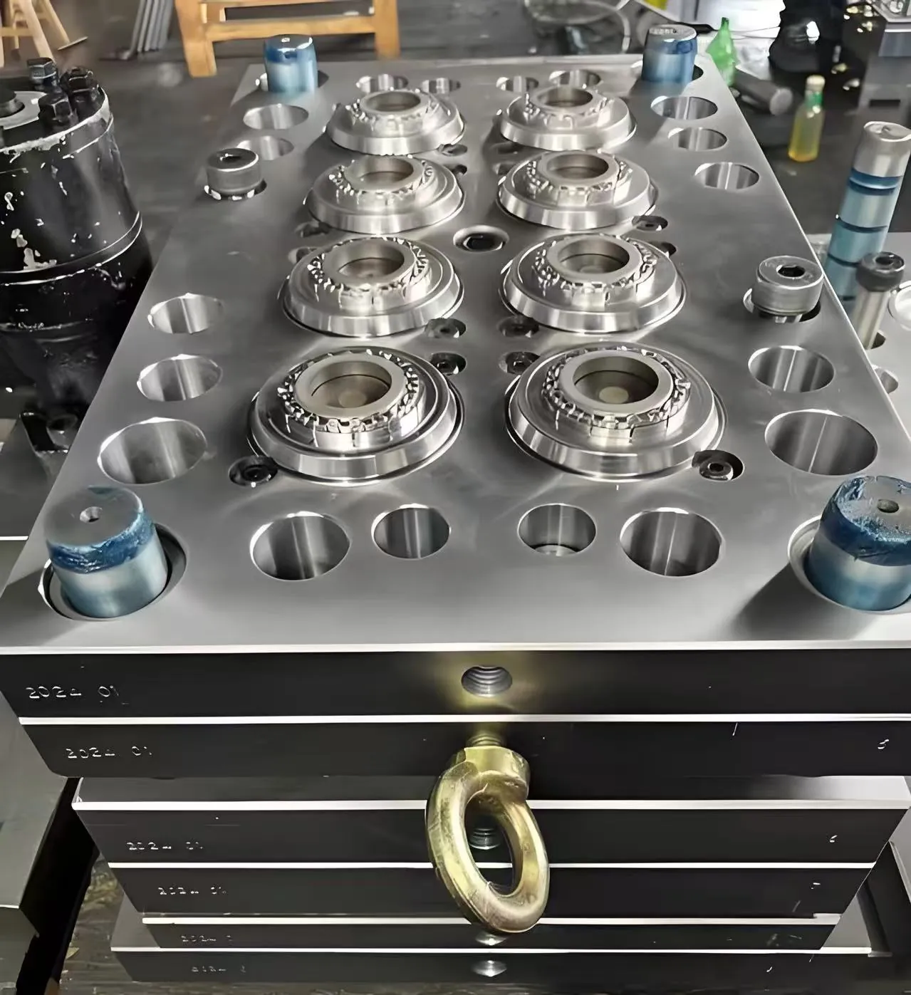 Plastic injection mold with circular component cavities