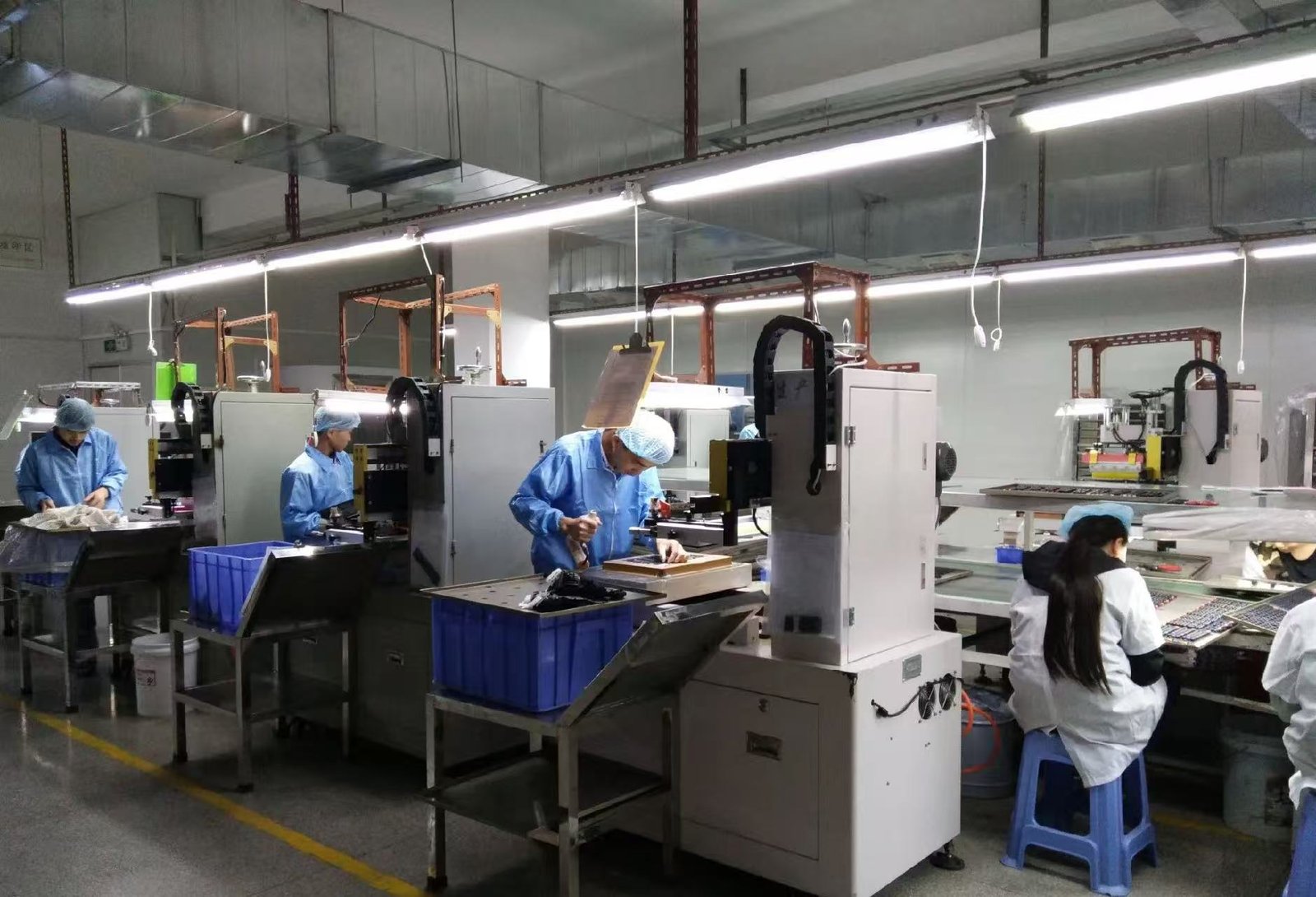 Operators and production workstations in the SM workshop